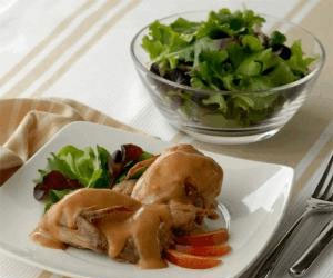   مصر اليوم - طيور الفرِّي المسلوقة بصلصة الخوخ