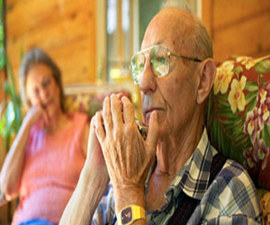   مصر اليوم - كبر السن وهشاشة العظام أهم أسباب طقطقة الأصابع والمفاصل