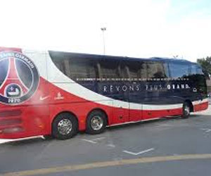   مصر اليوم - مجهولون يرشقون حافلة نقل لاعبي باريس سان جيرمان بالحجارة