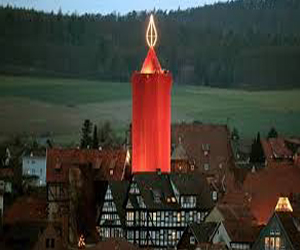   مصر اليوم - أكبر شمعة لأعياد الميلاد فى العالم تطلق أضواءها فى ألمانيا هذا العام