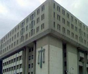   مصر اليوم - هروب سجين أثناء عرضه على النيابة في مجمع محاكم الإسماعيلية