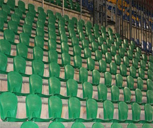   مصر اليوم - بدء تركيب مقاعد جديدة لجماهير الكرة الأردنية في استاد عمان