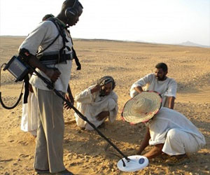   مصر اليوم - ضبط 4 أشخاص أثناء التنقيب عن الذهب وبحوزتهم سبيكة ذهبية في أسوان