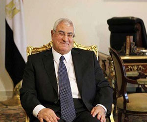   مصر اليوم - منصور يتسلَّم مشروع الدُّستور المُعدَّل من عمرو موسى الثلاثاء