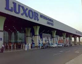   مصر اليوم - مطار الأقصر يستقبل الفوج السِّياحي البريطاني الأوَّل