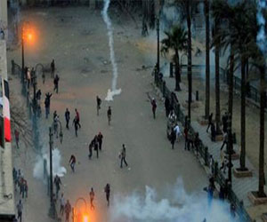   مصر اليوم - مواجهات عنيفة بين النشطاء والشرطة في الإسكندرية