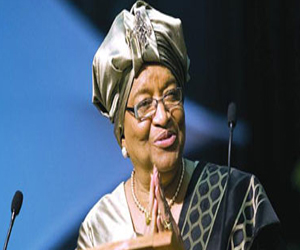 مصر اليوم - رئيسة ليبيريا تشارك فى مسيرة احتجاجًا على جرائم الاغتصاب ببلادها