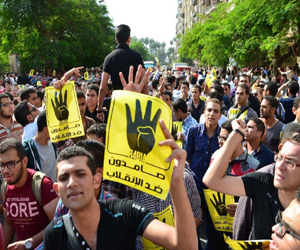 مصر اليوم - مظاهرة لطلاب الإخوان في جامعة سوهاج للمطالبة بالإفراج عن فتيات الإسكندرية