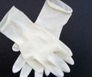   مصر اليوم - جراحون بريطانيون ينسون قفازًا في بطن إمرأة