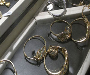   مصر اليوم - القبض على عاطل أثناء بيعه مشغولات ذهبية مسروقة في الجمالية