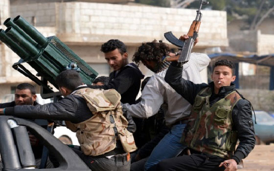   مصر اليوم - مداهماتٌ للمحالِ في دمشقِ واشتباكاتٌ في ريفها وقصفُ درعا وديّر الزور