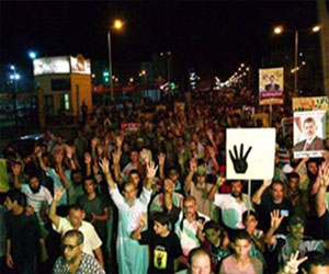   مصر اليوم - وقفة ليلية لمؤيدي محمد مرسي في السويس تطالب بالأفراج عن مؤيدي المعزول
