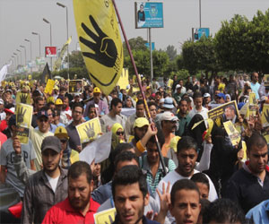   مصر اليوم - مسيرة لأنصار الإخوان المسلمين في طنطا والأمن يفرقهم بالقنابل المسيلة للدموع