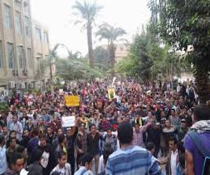   مصر اليوم - طلاب جامعة أسيوط يتظاهرون تنديدًا بالدستور وقانون التظاهر