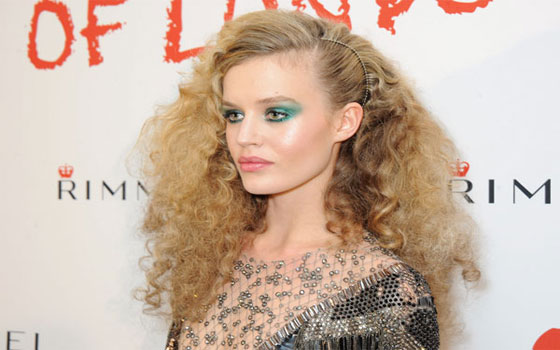   مصر اليوم - أوساط الموضة البريطانيَّة تحتفل بمرور 25 عامًا على انطلاق العارضة كايت موس