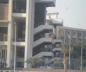   مصر اليوم - طلاب الإخوان يعتلون المباني ويطلقون الشماريخ على قوات الشرطة خارج جامعة أسيوط