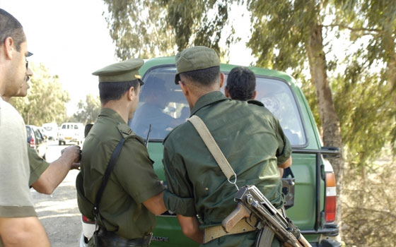   مصر اليوم - حرق 80 كوخًا مُعدًا للدعارة في شاطئ تيبازة جنوب الجزائر