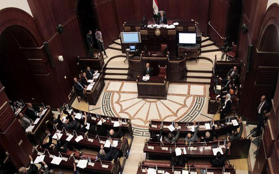   مصر اليوم - القوى السياسيّة والثوريّة المصريّة تُحدّد موقفها من الدستور الجديد الخميس