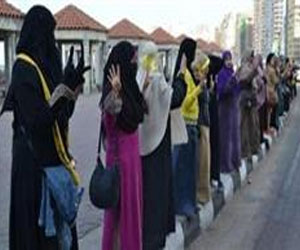   مصر اليوم - سلسلة بشريّة للتضامن مع فتيات الإسكندريّة في قنا