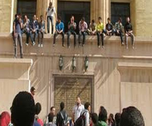  مصر اليوم - طلاب هندسة الإسكندريّة يغلقون المبنى الإداري في الكليّة