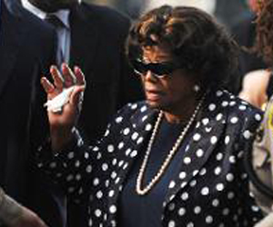   مصر اليوم - والدة مايكل جاكسون تريد استئناف الحكم ضد شركة ايه اي جي