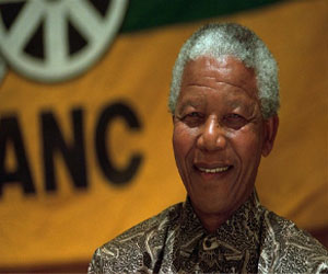   مصر اليوم - باراك أوباما يأمر بتنكيس الأعلام حدادًا على نلسون مانديلا