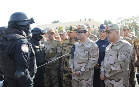   مصر اليوم - السّيسي يطمئنّ على استعداد مقاتلي الصّاعقة وقدرتهم على تنفيذ المهام الصعبة