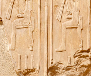   مصر اليوم - إكتشاف صخرة كبيرة تحمل نقوشًا فرعونية جنوب غرب المنصورة