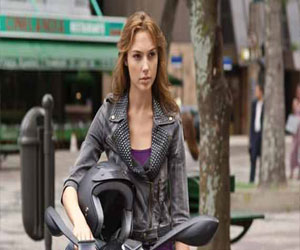   مصر اليوم - جال جادوت امرأة خارقة في فيلم يجمع باتمان وسوبرمان