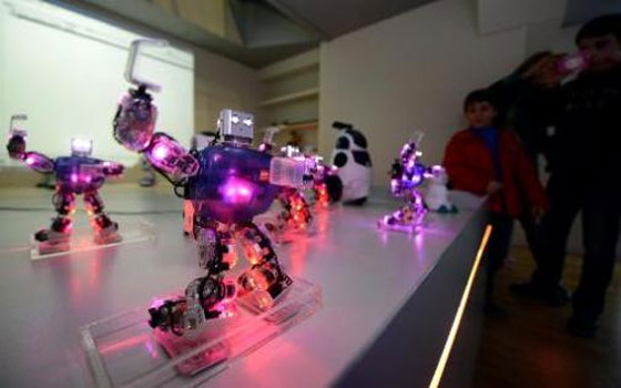   مصر اليوم - روبوتات على شكل كلاب وأخرى راقصة