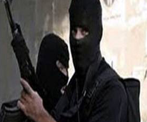   مصر اليوم - ملثمان يطاردان شابا أمام حي شرق المنصورة ويطلقان النار عليه