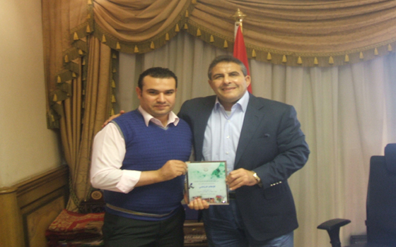   مصر اليوم - وزير الرياضة المصريّ يكرِّم محمد فوزي ويتسلم درع المؤتمر الدولي للإعلام الرياضيِّ