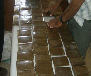   مصر اليوم - مباحث الأقصر تضبط مخدرات في حيازة بائع متجول