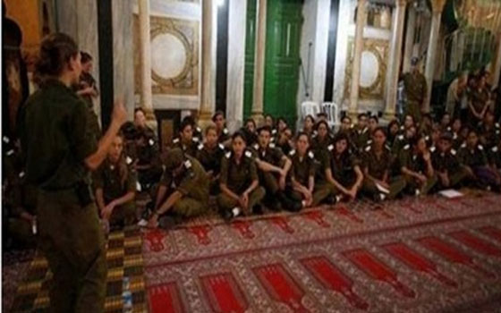   مصر اليوم - 200 جنديّ إسرائيليّ يُدنِّسُون الحرم الإبراهيميّ في الخليل ويقتحمونه بالأحذية