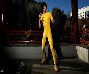   مصر اليوم - بيع بدلة صفراء لـ بروس لي بأكثر من 100 ألف دولار