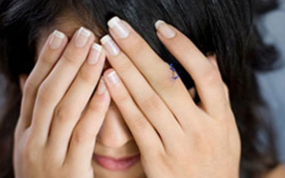   مصر اليوم - القبض على عاطل وزملاءه في جمصة شرعوا في اغتصاب فتاة