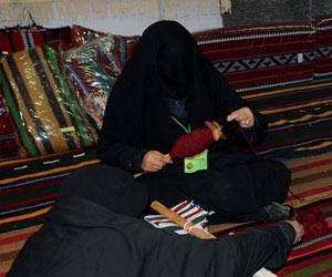   مصر اليوم - نساء الجوف ينتجن أكثر من 7 آلاف قطعة من السدو