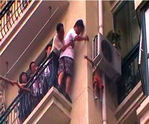   مصر اليوم - نجاة طفل صيني بعدما سقط من الطابق الـ25