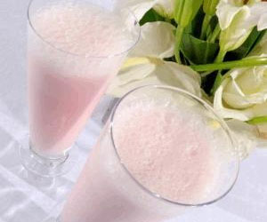   مصر اليوم - شراب ماء الورد المخفوق بالحليب