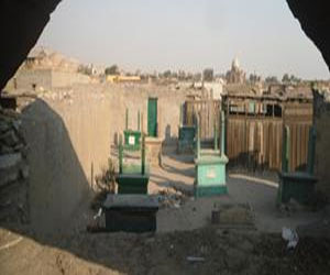   مصر اليوم - كهربائي ذهب ليضيء مقابر الموتى فالتحق بهم