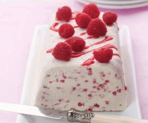   مصر اليوم - آيس كريم بنكهة اللبن والتوت الأحمر