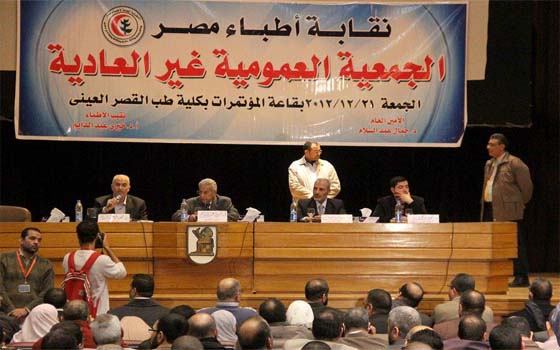   مصر اليوم - نقيب الأطبَّاء يؤكِّد لـمصر اليوم  تمسكه بالكادر وإمهال الحكومة قبل الإضراب