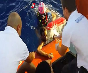 مصر اليوم - السلطات الأسبانية تنقذ 46 شخصًا قبالة سواحلها