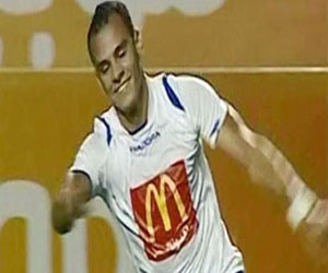   مصر اليوم - خالد قمر ينتظر موافقة الشُّرطة للانضمام إلى الأهلي