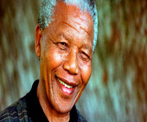 مصر اليوم - تهافت فى جنوب أفريقيا لشراء تذكارات مانديلا من القمصان وبيض النعام