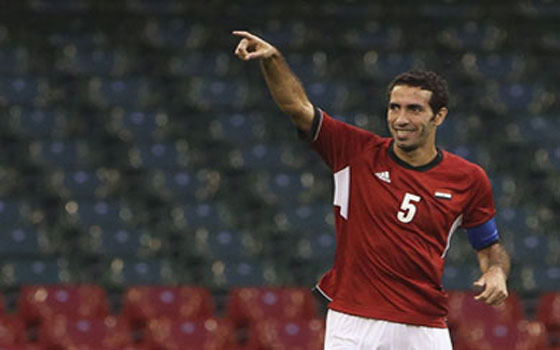   مصر اليوم - المدافع وائل جمعة يُفكِّر فى تكريم أبو تريكة بالسماح له بارتداء شارة الكابتن