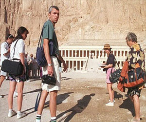   مصر اليوم - أعضاء نقابة المرشدين السياحيين في الأقصر تطالب بإيقاف إلغاء تراخيصهم