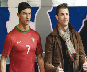   مصر اليوم - كريستيانو رونالدو سعيد بتمثاله الشمعي