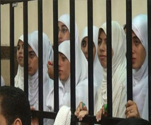   مصر اليوم - سلسلة بشرية ووقفة احتجاجية في الإسكندية تضامنًا مع فتيات 7 الصبح