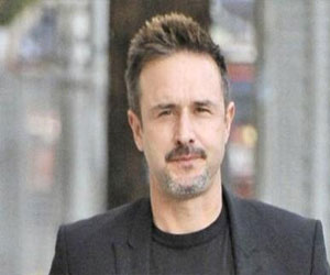   مصر اليوم - الممثل الأميركي ديفيد أركيت سيرزق بصبي